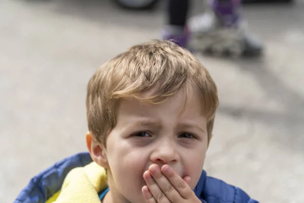 Criança pequena comendo pipocas em um parque — Fotografia de Stock