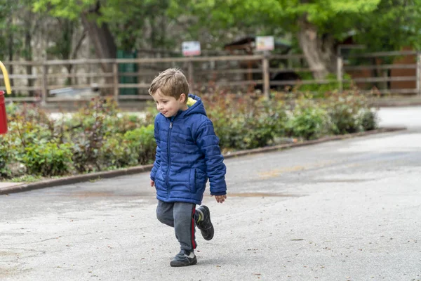 Kleines Kind läuft in einem Park — Stockfoto