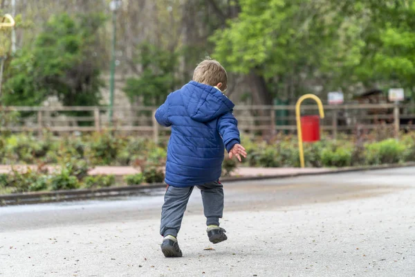 Kleines Kind läuft in einem Park — Stockfoto