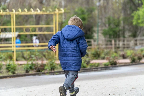 Kleines Kind läuft in einem Park — Stockfoto