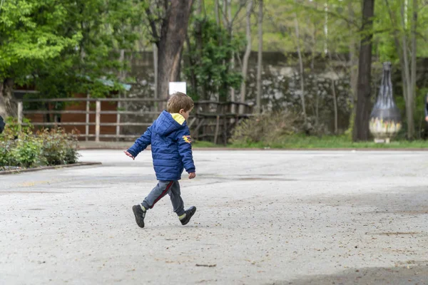 Kleines Kind läuft in einem Park — Stockfoto