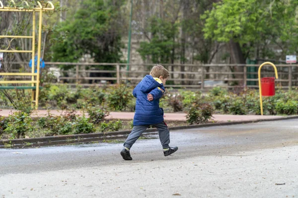 Kleines Kind läuft in einem Park — Stockfoto