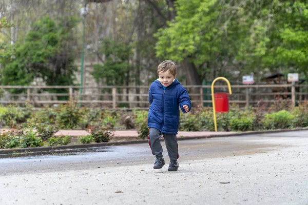 Kleines Kind läuft in einem Park — Stockfoto