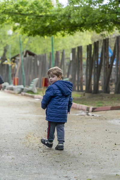 Kleines Kind blickt ihm über die Schulter — Stockfoto