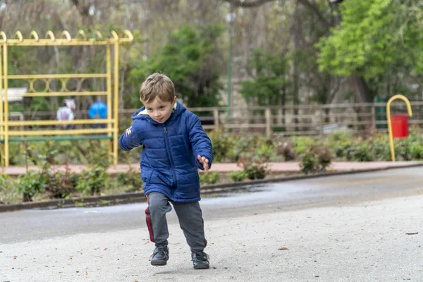 在公园里跑步的小孩 图库图片
