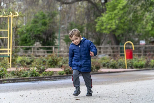 Parkta koşan küçük çocuk Telifsiz Stok Fotoğraflar
