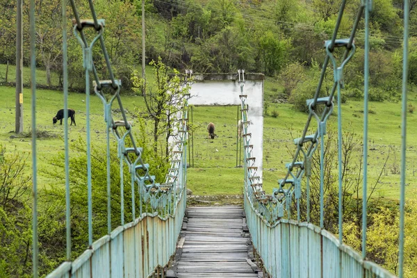 Jembatan gantung dekat kota Kardzhali di Bulgaria — Stok Foto