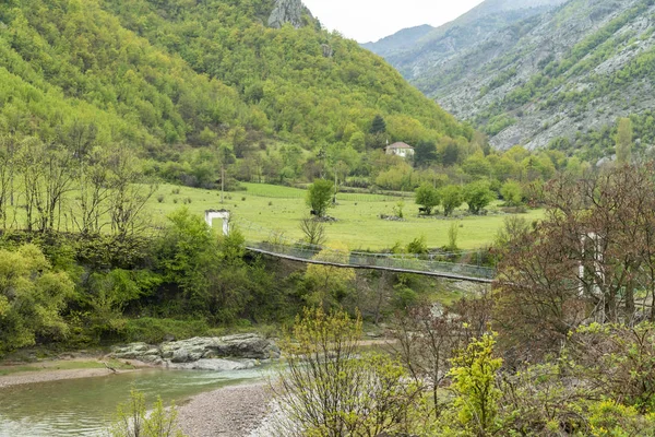 Hängebrücke in der Nähe der Stadt Kardschali in Bulgarien — Stockfoto