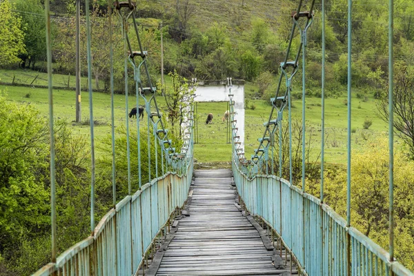 Puente colgante cerca de la ciudad de Kardzhali en Bulgaria — Foto de Stock