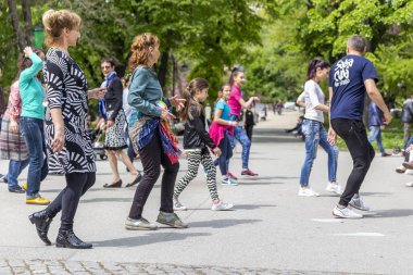 Bir parkta salsa dans dersi