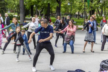 Bir parkta salsa dans dersi