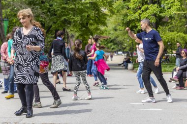 Bir parkta salsa dans dersi