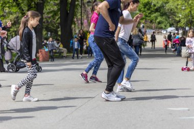 Bir parkta salsa dans dersi