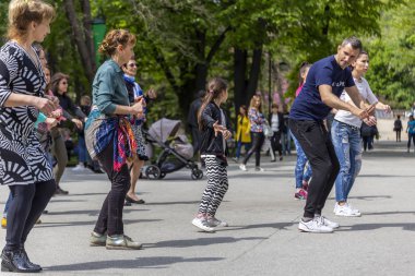 Bir parkta salsa dans dersi
