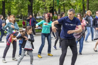 Bir parkta salsa dans dersi