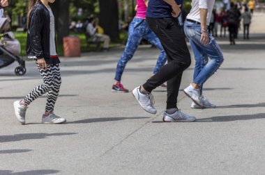 Bir parkta salsa dans dersi