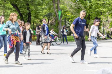 Bir parkta salsa dans dersi