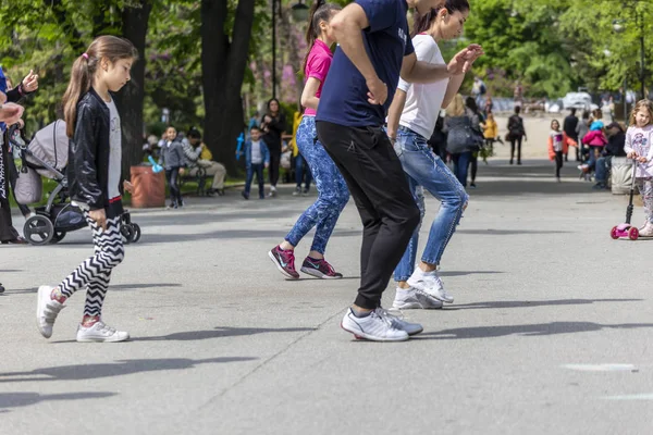 Bir parkta salsa dans dersi