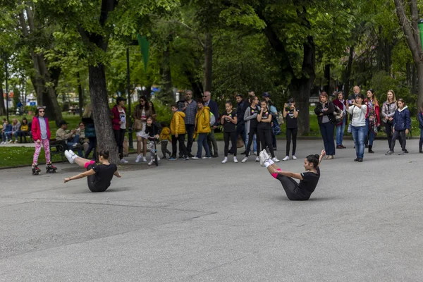 Deportes aeróbicos bailan en un parque — Foto de Stock