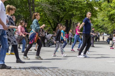 Bir parkta salsa dans dersi