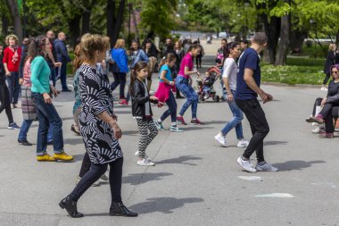 Bir parkta salsa dans dersi