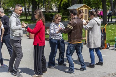 Tai Chi açık havada bir şehir sokaklarında eğitim