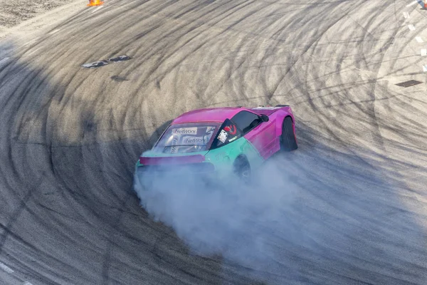 Concurso de carreras de coches a la deriva en una pista —  Fotos de Stock