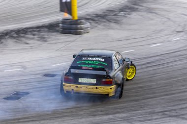 Bir pistte araba sürüklenen yarış Yarışması