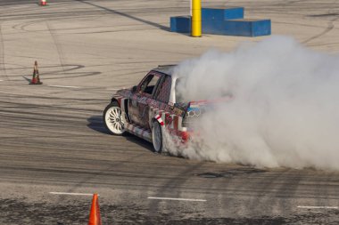 Bir pistte araba sürüklenen yarış Yarışması