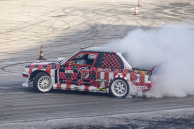 Bir pistte araba sürüklenen yarış Yarışması