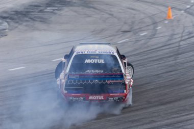 Bir pistte araba sürüklenen yarış Yarışması