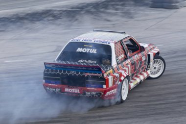 Bir pistte araba sürüklenen yarış Yarışması