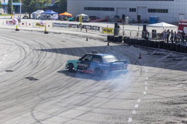 Bir pistte araba sürüklenen yarış Yarışması