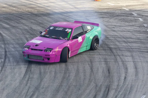 Carro competição de corrida à deriva em uma pista — Fotografia de Stock