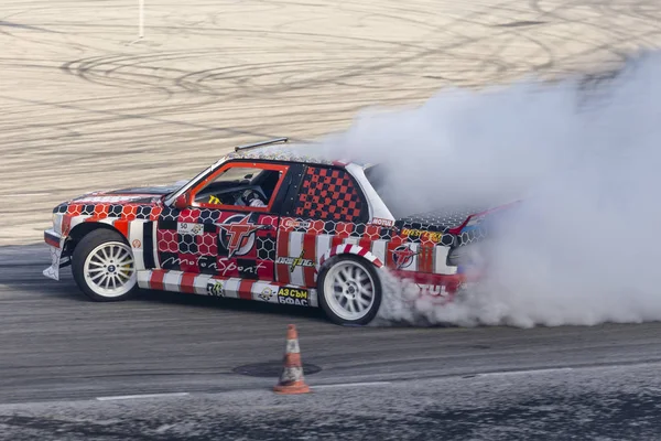 Auto, které unášelo závodní soutěž na trati — Stock fotografie