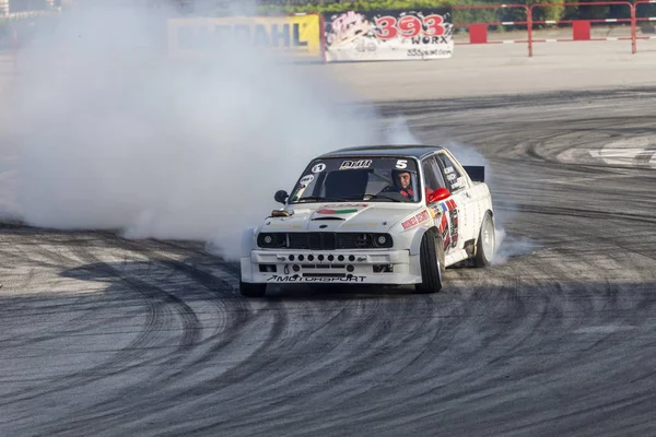 Auto, které unášelo závodní soutěž na trati — Stock fotografie