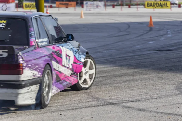 Auto driftet Rennen Wettbewerb auf einer Strecke — Stockfoto