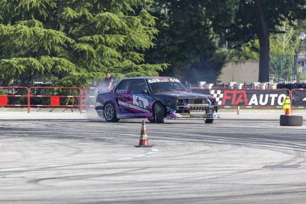 Bir pistte araba sürüklenen yarış Yarışması — Stok fotoğraf