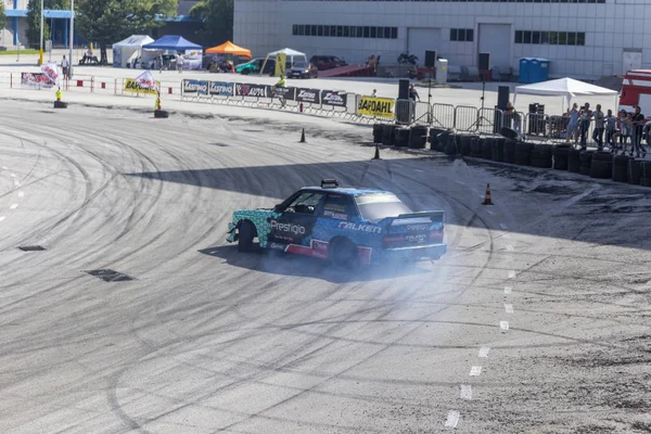 Bir pistte araba sürüklenen yarış Yarışması