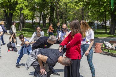 Tai Chi açık havada bir şehir sokaklarında eğitim