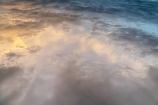 Céu dramático com nuvens coloridas — Fotografia de Stock