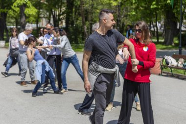 Tai Chi açık havada bir şehir sokaklarında eğitim