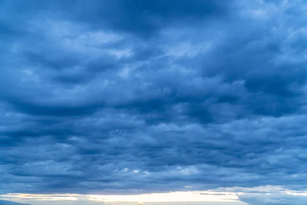 Dramatischer Himmel mit bunten Wolken — Stockfoto