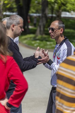 Tai Chi açık havada bir şehir sokaklarında eğitim