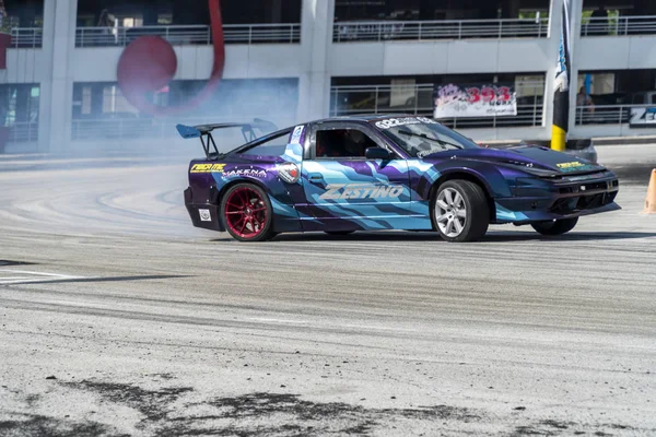 Auto driftet Rennen Wettbewerb auf einer Strecke — Stockfoto