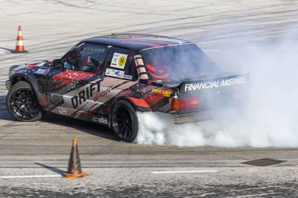 Auto, které unášelo závodní soutěž na trati — Stock fotografie