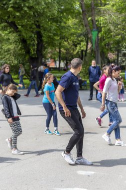 Bir parkta salsa dans dersi