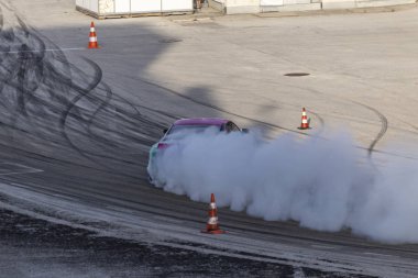 Bir pistte araba sürüklenen yarış Yarışması