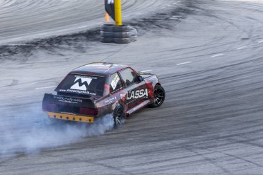 Bir pistte araba sürüklenen yarış Yarışması