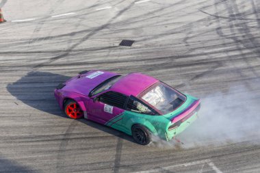 Bir pistte araba sürüklenen yarış Yarışması